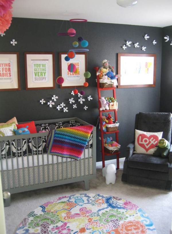 Perpaduan Warna Cerah dan Dinding Papan Tulis